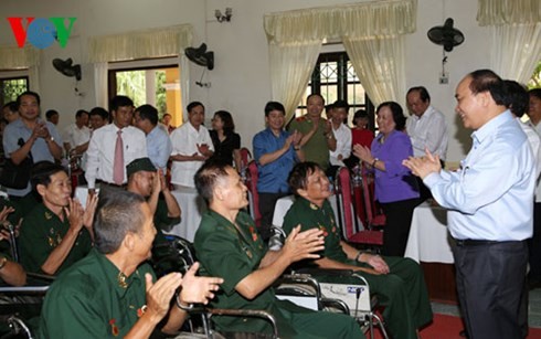 กิจกรรมสำนึกในบุญคุณของผู้ที่มีคุณูปการต่อชาติบ้านเมือง - ảnh 1