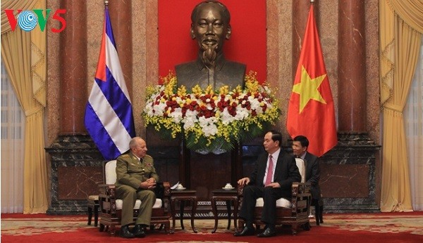 ผู้นำพรรคและรัฐเวียดนามให้การต้อนรับรัฐมนตรีว่าการกระทรวงกองกำลังติดอาวุธปฏิวัติคิวบา - ảnh 1