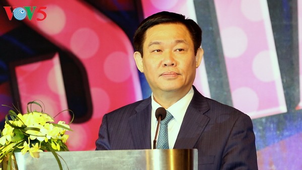 รองนายกรัฐมนตรี เวืองดิ่งเหว่ เข้าร่วมงานAmcham Gala ๒๐๑๗ - ảnh 1