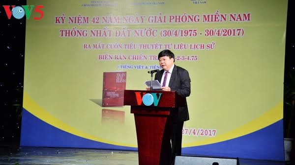 พิธีเปิดตัวหนังสือ “บันทึกสงคราม1-2-3-4.75”ฉบับภาษาอังกฤษ - ảnh 1