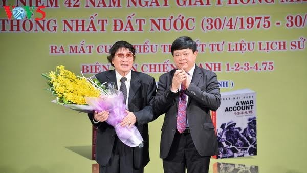 พิธีเปิดตัวหนังสือ “บันทึกสงคราม1-2-3-4.75”ฉบับภาษาอังกฤษ - ảnh 3