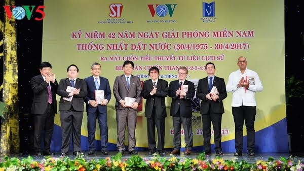 พิธีเปิดตัวหนังสือ “บันทึกสงคราม1-2-3-4.75”ฉบับภาษาอังกฤษ - ảnh 4
