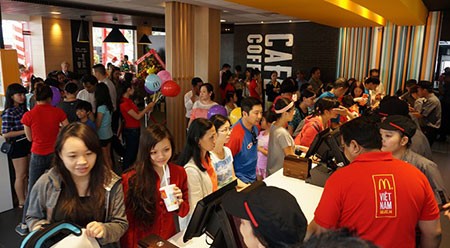 แมคโดนัลด์ เปิดสาขาแห่งแรกในเวียดนาม - ảnh 1