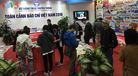 Sinh viên báo chí hào hứng với gian trưng bày VOV tại Hội báo Toàn quốc 2017 - ảnh 1