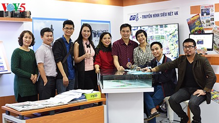 Sinh viên báo chí hào hứng với gian trưng bày VOV tại Hội báo Toàn quốc 2017 - ảnh 7