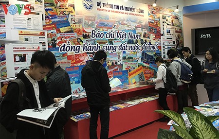 Sinh viên báo chí hào hứng với gian trưng bày VOV tại Hội báo Toàn quốc 2017 - ảnh 2