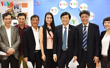 Sinh viên báo chí hào hứng với gian trưng bày VOV tại Hội báo Toàn quốc 2017 - ảnh 6