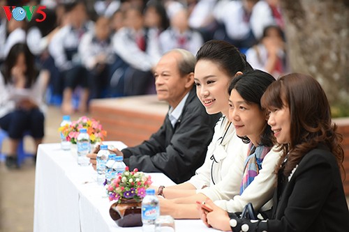 Người đẹp Truyền thông Ngọc Vân về trường cũ kêu gọi gây quỹ ‘Vì Trường Sa’ - ảnh 4