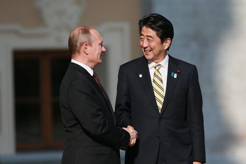 Владимир Путин провёл телефонный разговор с Синдзо Абэ - ảnh 1