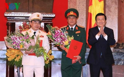 ประธานประเทศ เจืองเติ๊นซาง มอบมติเลื่อนยศให้แก่เจ้าหน้าที่ทหาร - ảnh 1