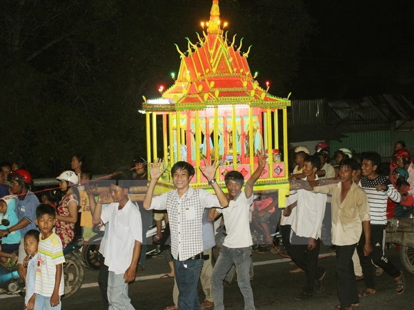 ความคึกคักของเทศกาลลอยประทีปของชนเผ่าเขมรในจังหวัดซอกจัง - ảnh 1