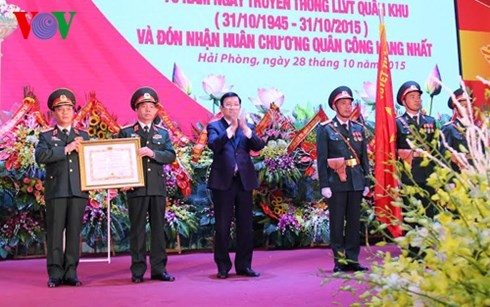 ประธานปท.มอบเหรียญอิสริยาภรณ์ชัยชนะชั้นหนึ่งให้แก่กองกำลังติดอาวุธกองทัพภาคที่ 3 - ảnh 1