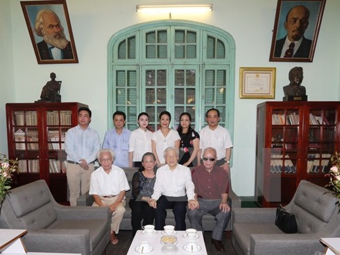 เลขาธิการใหญ่พรรค เหงียนฟู้จ่อง เดินทางไปจุดธูปเพื่อรำลึกถึงเลขาธิการใหญ่พรรค เลหยวน ผู้ล่วงลับ - ảnh 1