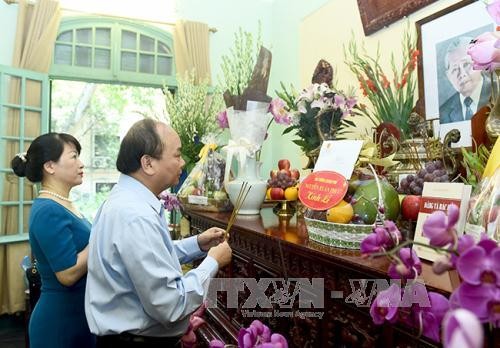 นายกรัฐมนตรี เหงียนซวนฟุก เดินทางไปจุดธูปเพื่อรำลึกถึงเลขาธิการใหญ่พรรค เลหยวน ผู้ล่วงลับ - ảnh 1