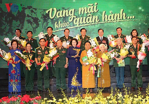 รายการ “ความสำนึกต่อเพื่อนร่วมรบ บทเพลงแห่งการเดินทัพที่ก้องกังวาล” - ảnh 1