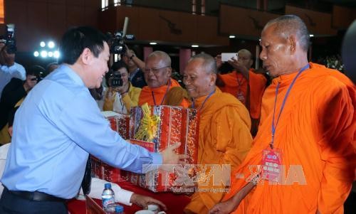 รองนายกรัฐมนตรี เวืองดิ่งเหวะ พบปะกับชนเผ่าเขมรในโอกาสเทศกาลชลชะนำทะไม - ảnh 1