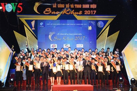 รองนายกรัฐมนตรี หวูดึ๊กดาม เข้าร่วมพิธีมอบรางวัลซาวเคปี 2017 - ảnh 1