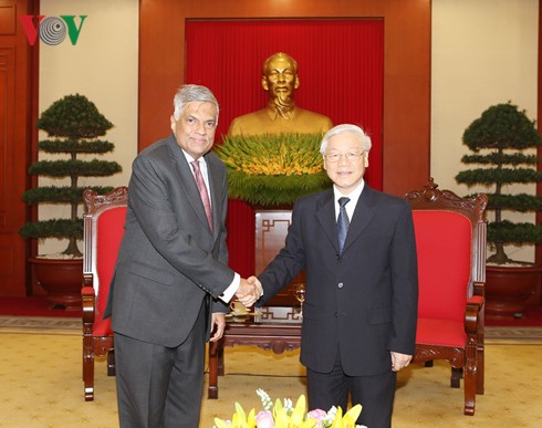เลขาธิการใหญ่พรรคคอมมิวนิสต์เวียดนามและประธานประเทศเวียดนาม ให้การต้อนรับนายกรัฐมนตรีศรีลังกา - ảnh 1