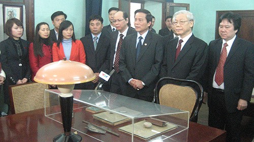 Top leaders pay homage to President Ho Chi Minh - ảnh 1