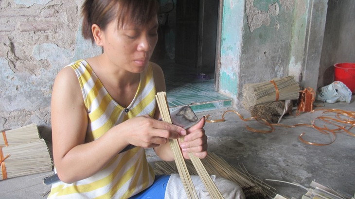 Making incense in Xa Kieu traditional craft village - ảnh 4