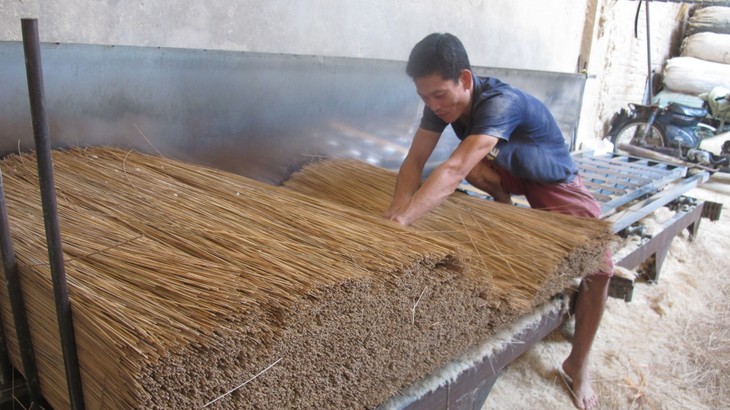 Making incense in Xa Kieu traditional craft village - ảnh 2
