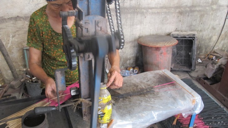 Making incense in Xa Kieu traditional craft village - ảnh 3