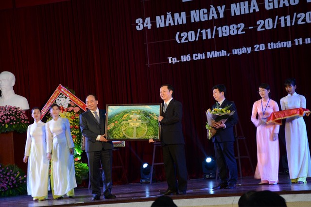 La journée des enseignants vietnamiens fêtée en grande pompe - ảnh 1
