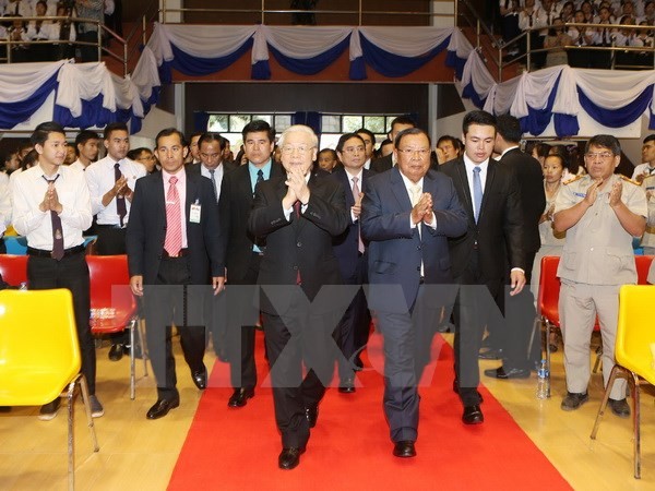 Nguyen Phu Trong rencontre les étudiants de l’Université nationale du Laos - ảnh 1