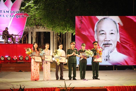 ពិធីបុកសរុបនិងសម្ដែងសិល្បះ“បណ្ដាគំរូរសាម័ញ្ញ ប៉ុន្តែថ្លៃថ្នូរ”លើកទីបី - ảnh 1