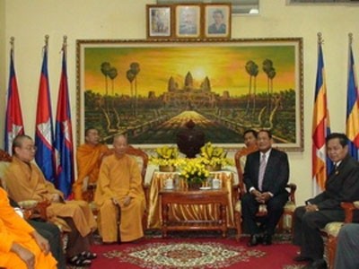 គណៈប្រតិភូសមាគមន៍ពុទ្ធសាសនាវៀតណាមទៅដំណើរទស្សនកិច្ចនៅកម្ពុជា - ảnh 1