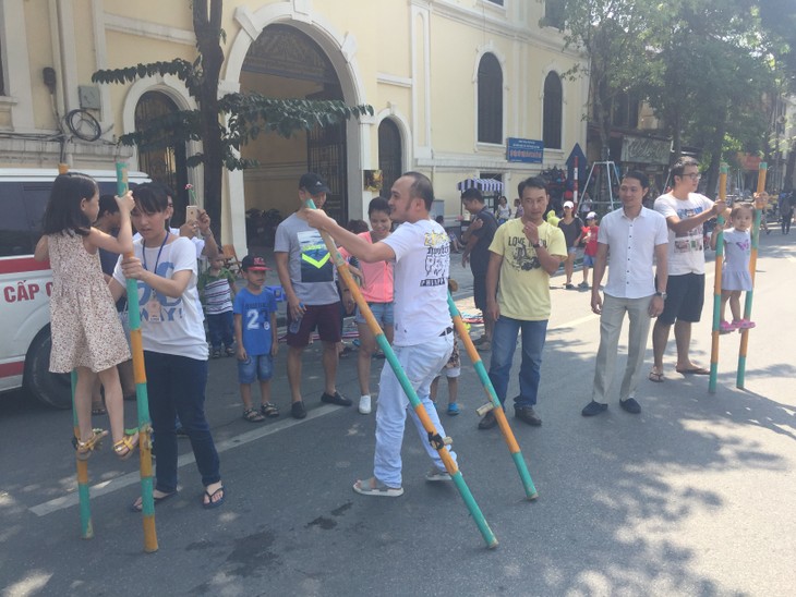 Traditional games held in Hanoi’s pedestrian streets - ảnh 3
