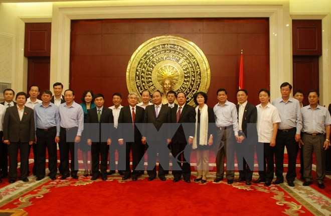 Nguyên Xuan Phuc visite l’ambassade du Vietnam en Chine - ảnh 1
