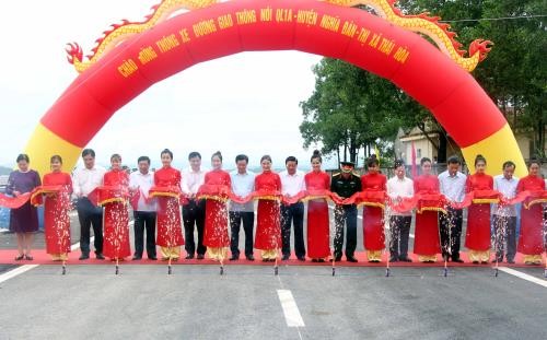 Vize-Premierminister Vuong Dinh Hue nimmt an Einweihung vieler Einrichtungen in Nghe An teil - ảnh 1