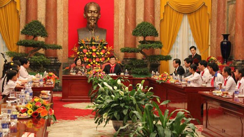 ประธานประเทศเวียดนามพบปะกับเด็กดีเด่นที่มีฐานะยากจนแต่มีผลการเรียนดี - ảnh 1