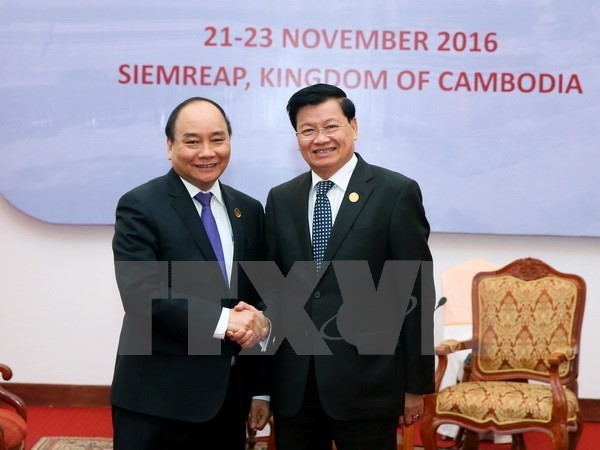 Prime Minister meets Lao counterpart - ảnh 1