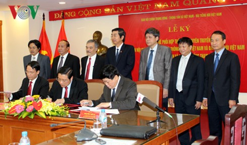 Party Internal Affairs Commission signs cooperative agreement with VOV, VNA - ảnh 1