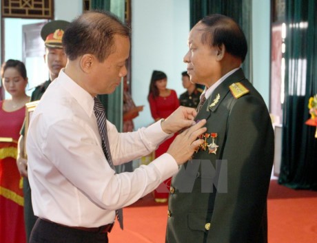 Trao tặng Huân, Huy chương tặng quân tình nguyện và chuyên gia Việt Nam tại Lào - ảnh 1