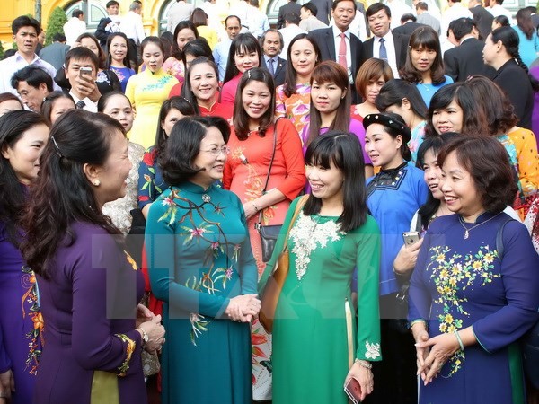 Wapres Vietnam, Dang Thi Ngoc Thinh menerima para Guru tipikel dari seluruh negeri - ảnh 1