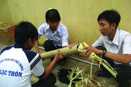 Sekolah Menengah Atas An Lac Thon menyebarkan benih cinta terhadap ilmu pengetahuan - ảnh 1