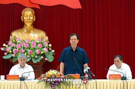 ນາຍົກລັດຖະມົນຕີຫງວຽນເຕີ້ນຢຸງ ເຮັດວຽກກັບພະນັກງານຫຼັກແຫຼ່ງແຂວງ ອຽນບ້າຍ - ảnh 1