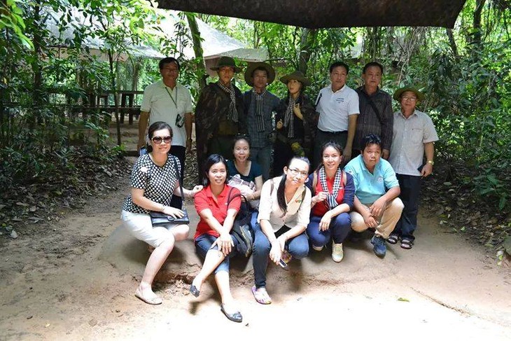 ຄະນະສື່ມວນຊົນລາວຢ້ຽມຢາມ ແລະ ເຮັດວຽກຢູ່ຫວຽດນາມ - ảnh 3