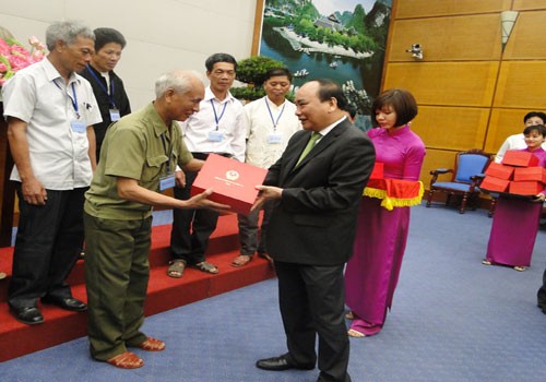 Vize-Premierminister Nguyen Xuan Phuc empfängt Menschen mit großem Ansehen - ảnh 1