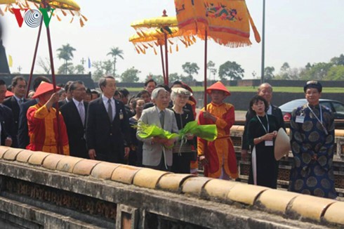 Der japanische Kaiser Akihito und Kaiserin Michiko besuchen den Kaiserpalast in Hue - ảnh 1
