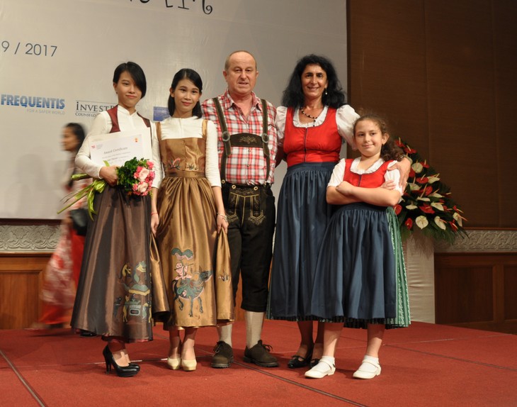 Das österreichische Dirndl im vietnamesischen Stil - ảnh 14