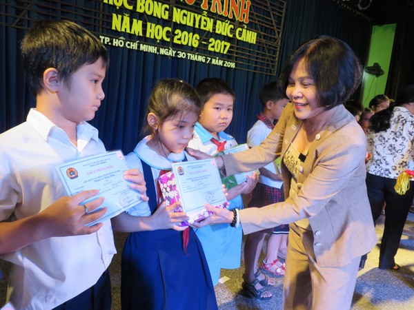 181 arme Schüler bekommen Stipendium Nguyen Duc Canh - ảnh 1
