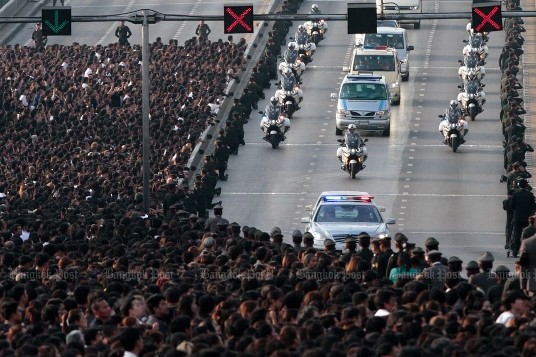 Thailand betet für König Bhumibol Adulyadej - ảnh 1
