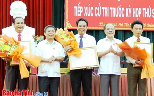 ប្រធានរដ្ឋសភាវៀតណាមលោក Nguyen Sinh Hung ជួបប្រាស្រ័យជាមួយអ្នកបោះឆ្នោតនៅខេត្ត Ha Tinh - ảnh 1