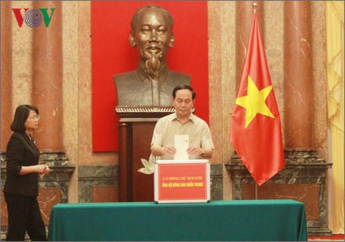 Vietnamese people turn their hearts to central region - ảnh 1
