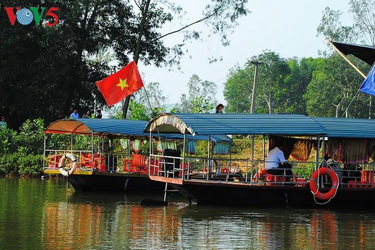 ຄວາມງາມຂອງຫາດດອນຫີນຊາ ແທງເຈືອງດຶງດູດນັກທ່ອງທ່ຽວມາຢ້ຽມຊົມເປັນຈຳນວນຫລວງຫລາຍໃນໂອກາດບຸນເຕັດ - ảnh 2
