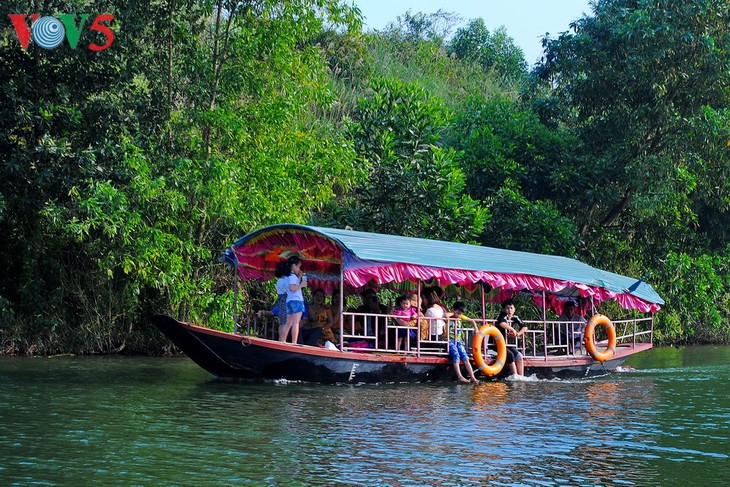 ຄວາມງາມຂອງຫາດດອນຫີນຊາ ແທງເຈືອງດຶງດູດນັກທ່ອງທ່ຽວມາຢ້ຽມຊົມເປັນຈຳນວນຫລວງຫລາຍໃນໂອກາດບຸນເຕັດ - ảnh 3